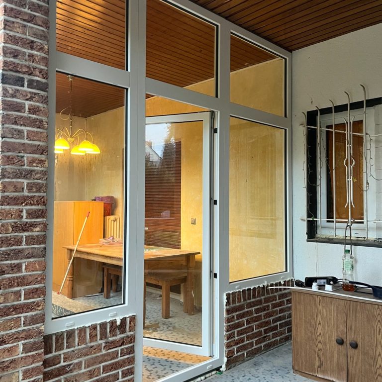 Alte Häuser mit neuem Charme und Energieeffizienz dank unserem Einbau von DIN-Bauteilen Ein alter Wintergarten mit neuer Fensterfront und Tür