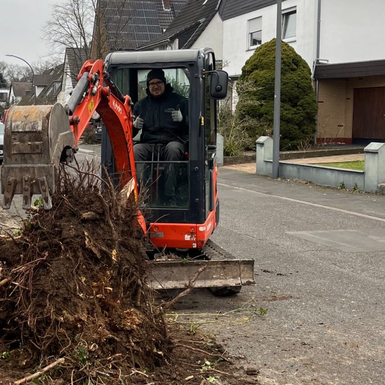 Mathias bei der Instandsetzung eines Vordergartens mithilfe eines Baggers.