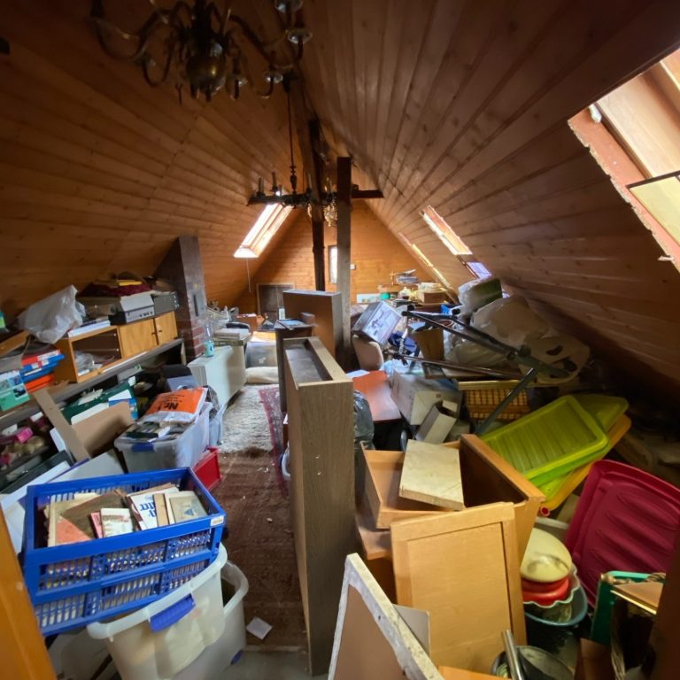 Vor der Entrümpelung eines Dachbodens Dachboden voller Möbel, Müll und Utensilien