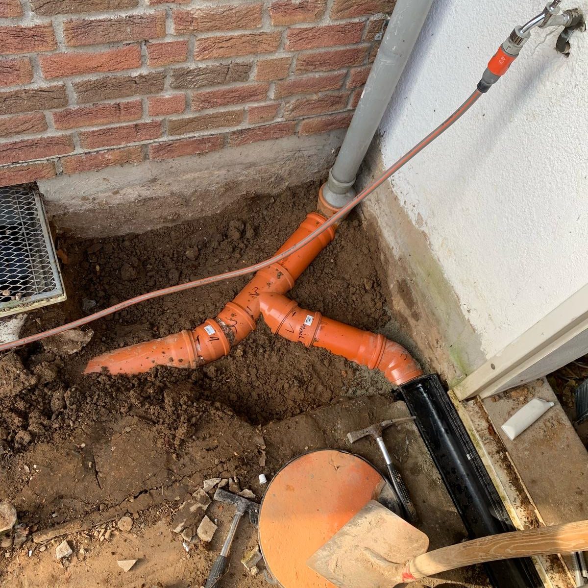Wir beseitigen Ihre Wasserschäden! Ein falsch angeschlossener Kanal im Außenbereich führte zu einem Wasserschaden im Keller eines Einfamilienhauses.