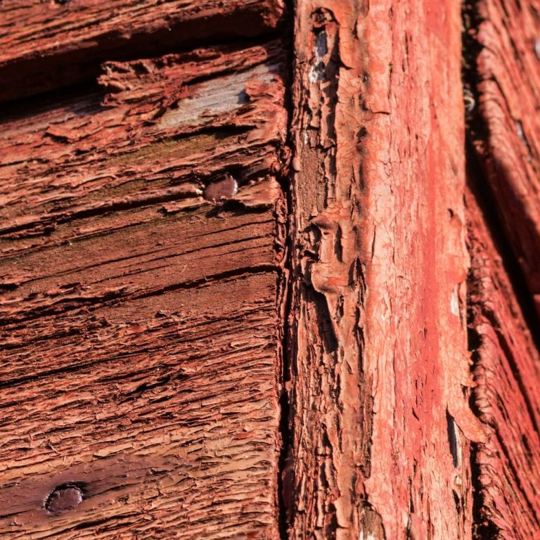 Holz benötigt besondere Pflege, damit es langlebig und schön bleibt Verwittertes, altes Holz einer Fassade