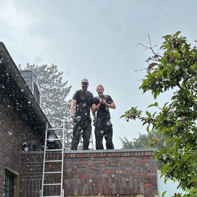 Die Inhaber und Geschäftsführer Mathias und Neo Das Team von Rund ums Haus Köln, Mathias und Neo, arbeiten auch bei Wind und Wetter, auch bei Starkregen, wenn es sein muss