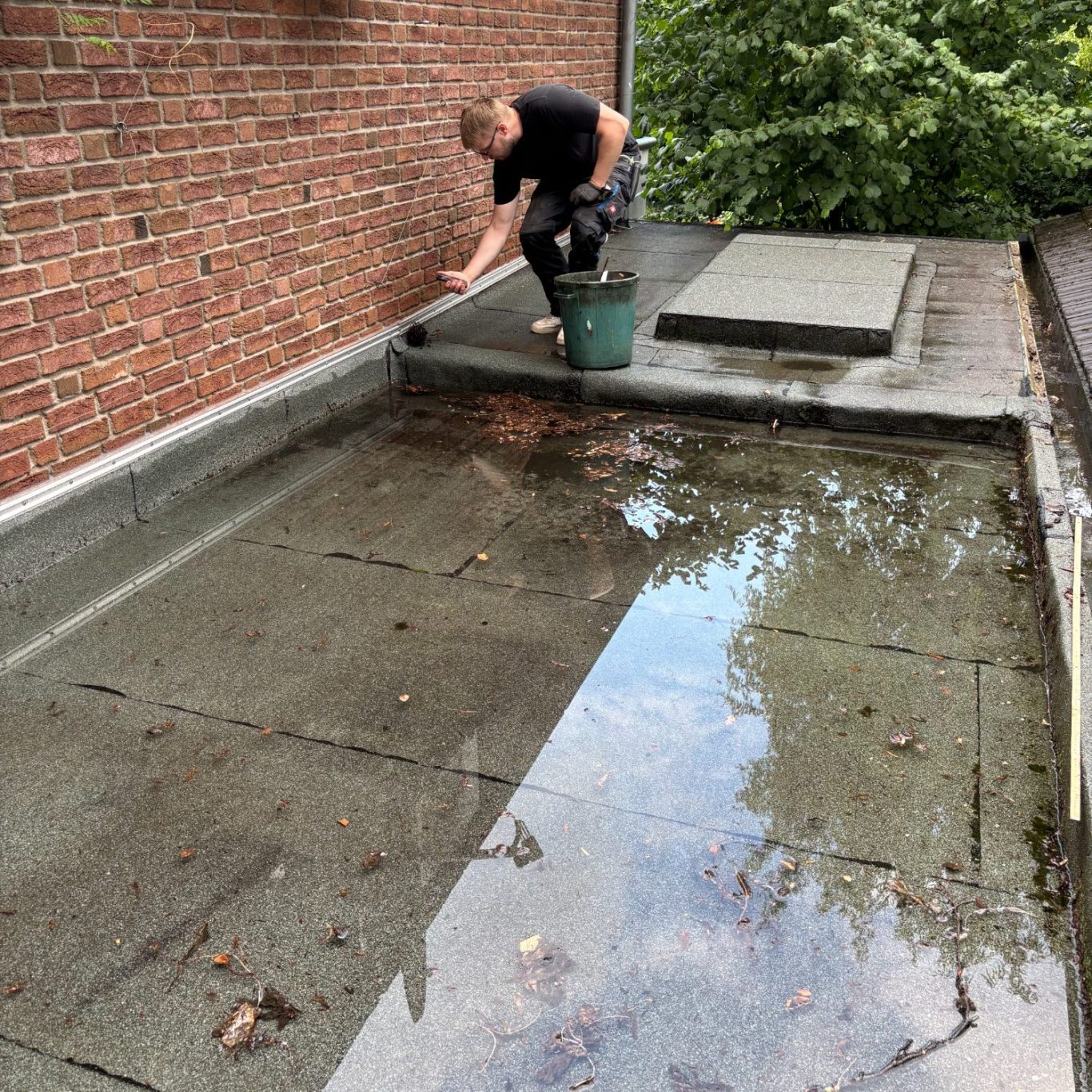 Das Team von Rund ums Haus Köln arbeitet auch bei Wind und Wetter, auch bei Starkregen, wenn es sein muss